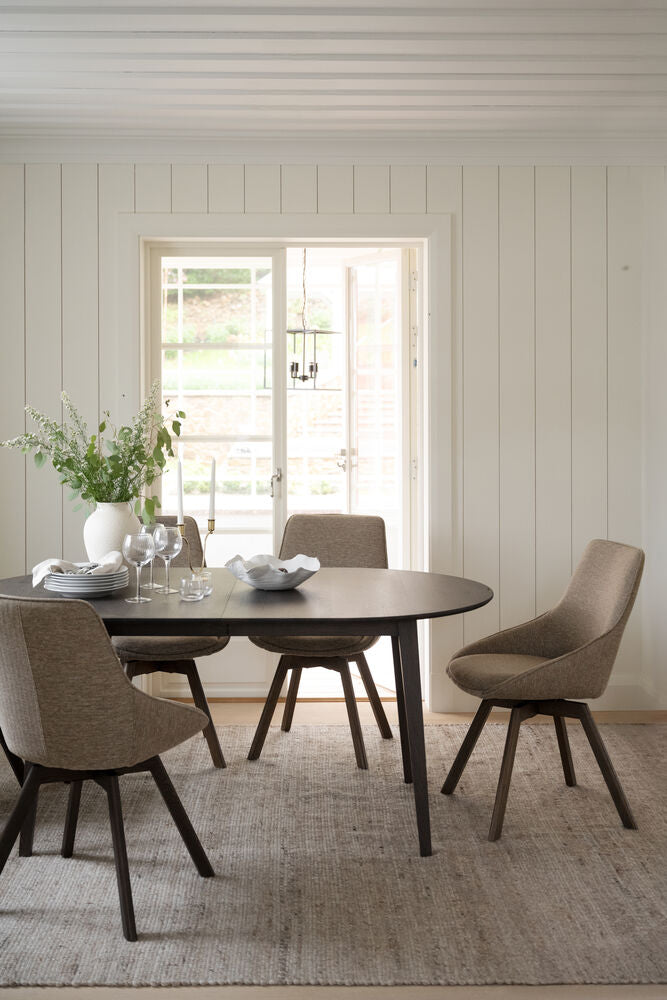 Kuvassa on ovaalin muotoinen jatkettava Filippa-ruokapöytä 170 x 105 cm ruskeana. Ruokaryhmässä kuvatut Rowicon Alison-tuolit myydään erikseen.