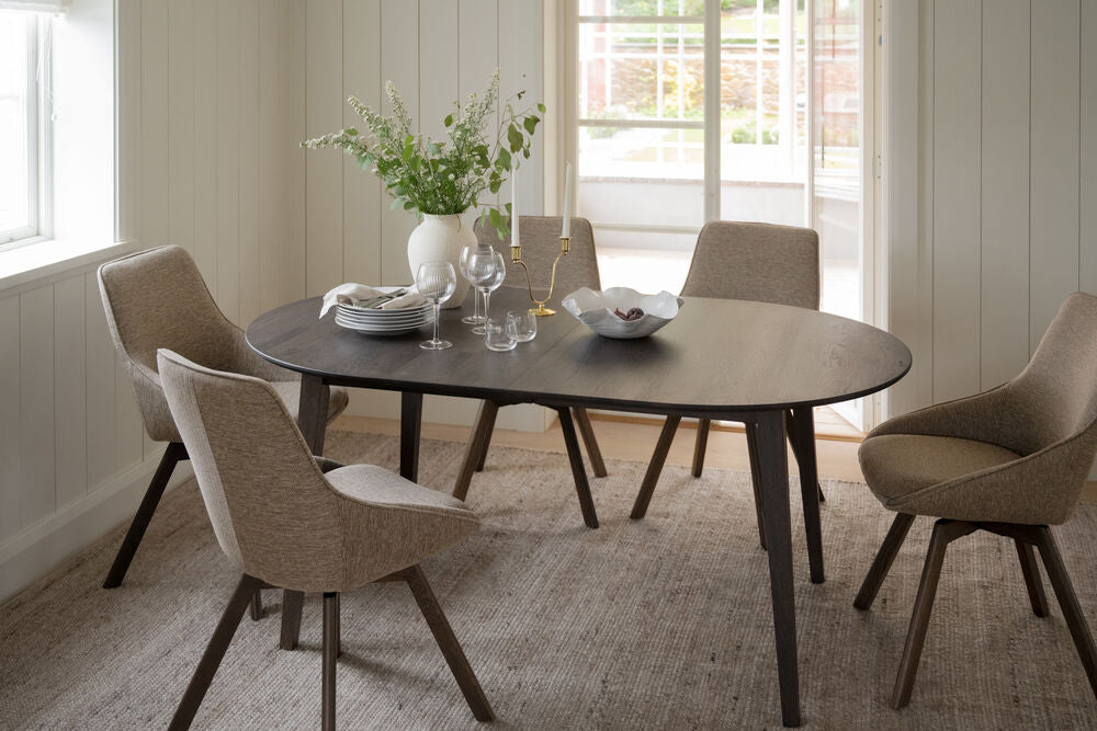 Kuvassa on ovaalin muotoinen jatkettava Filippa-ruokapöytä 170 x 105 cm ruskeana. Ruokaryhmässä kuvatut Rowicon Alison-tuolit myydään erikseen.