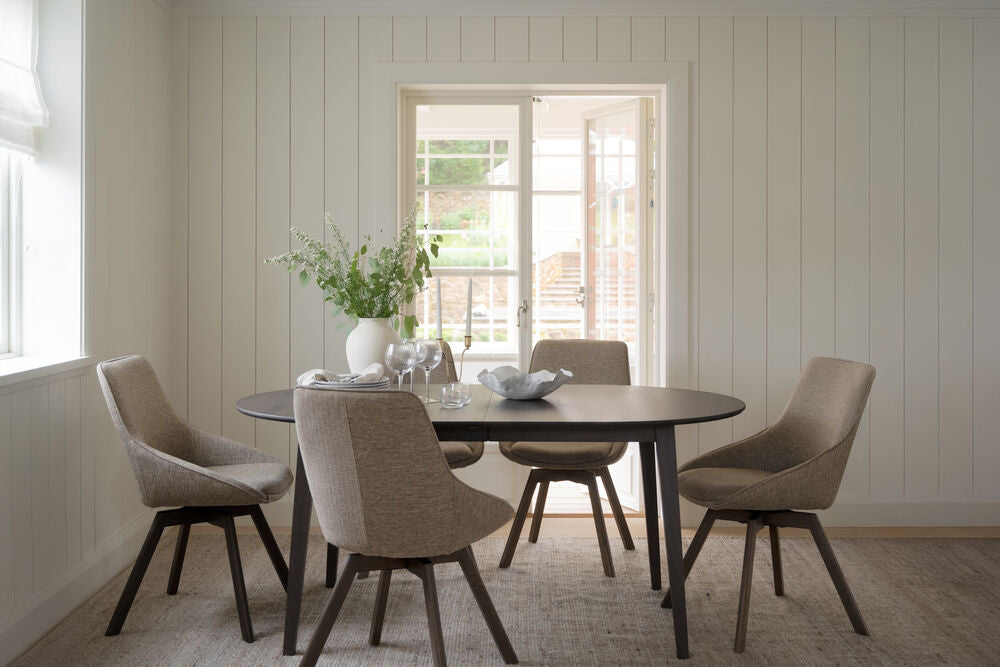 Kuvassa on ovaalin muotoinen jatkettava Filippa-ruokapöytä 170 x 105 cm ruskeana. Ruokaryhmässä kuvatut Rowicon Alison-tuolit myydään erikseen.