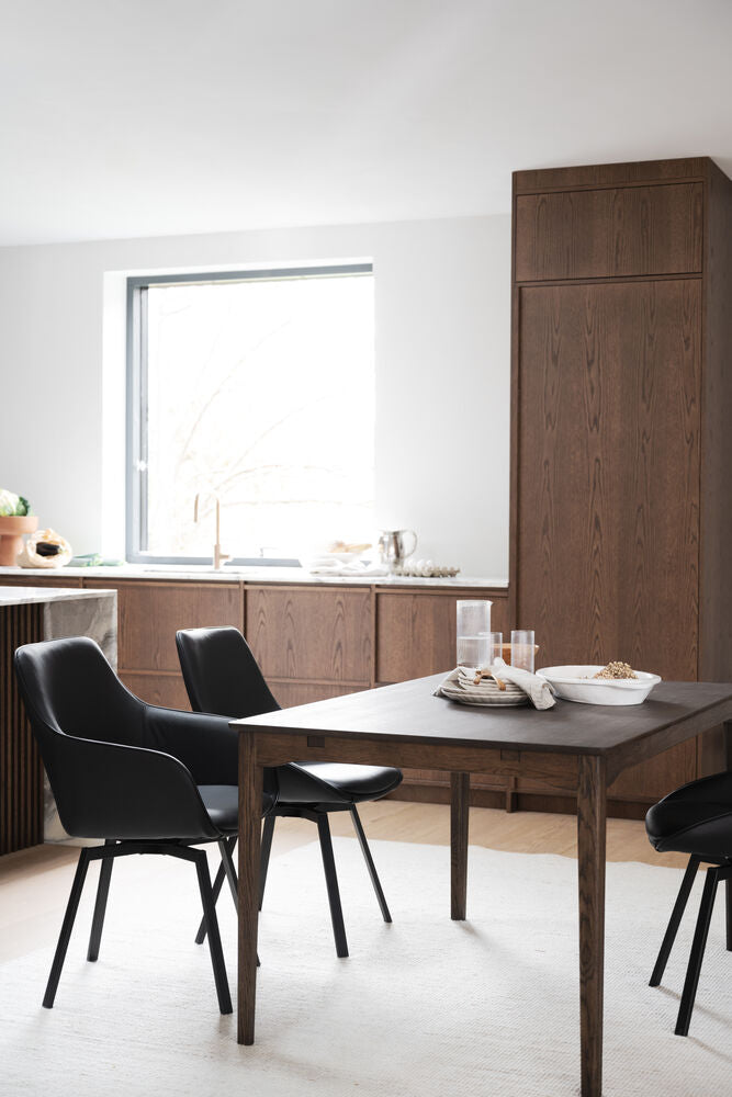 Kuvassa on ruskea Markham-ruokapöytä ja Rowicon Alison-nojatuolit.