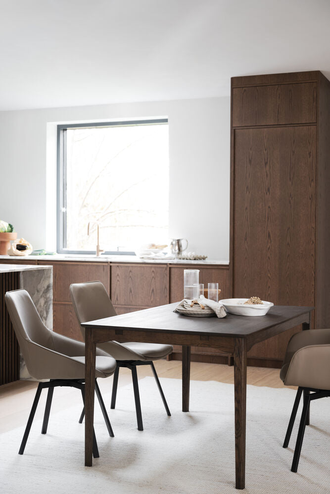Kuvassa on ruskea Markham-ruokapöytä ja Rowicon Alison-tuolit.