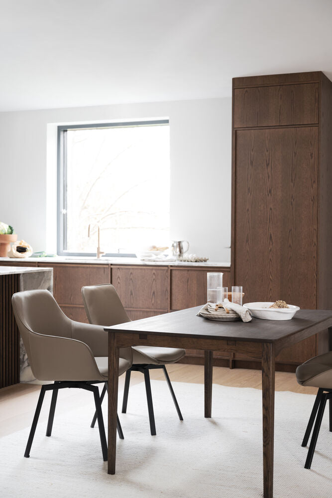 Kuvassa on ruskea Markham-ruokapöytä ja Rowicon Alison-nojatuolit.