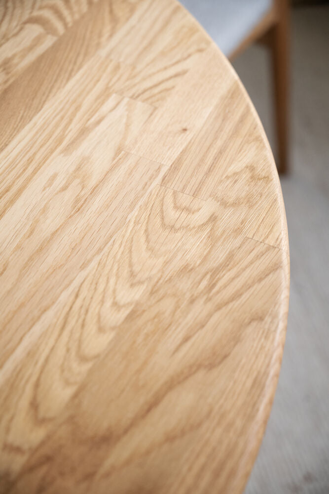 Lähikuvassa tammenvärinen Tyler-ruokapöytä 120 cm.