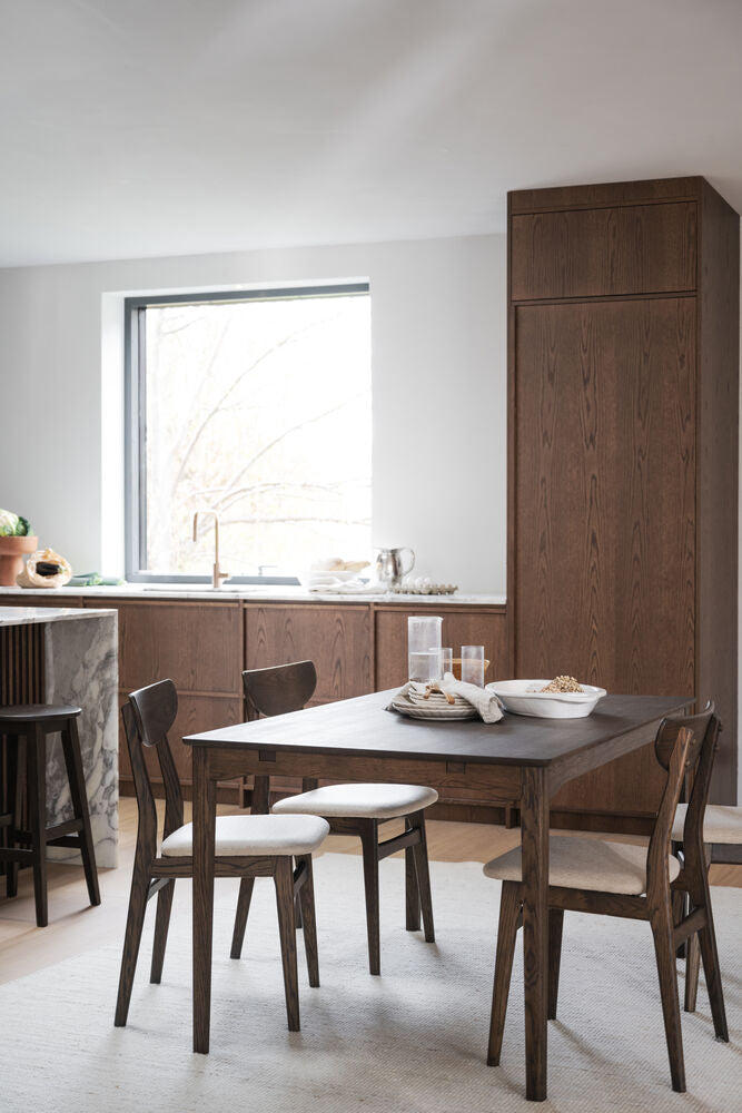Kuvassa on ruskea Markham-ruokapöytä ja Rowicon Rodham-tuolit.