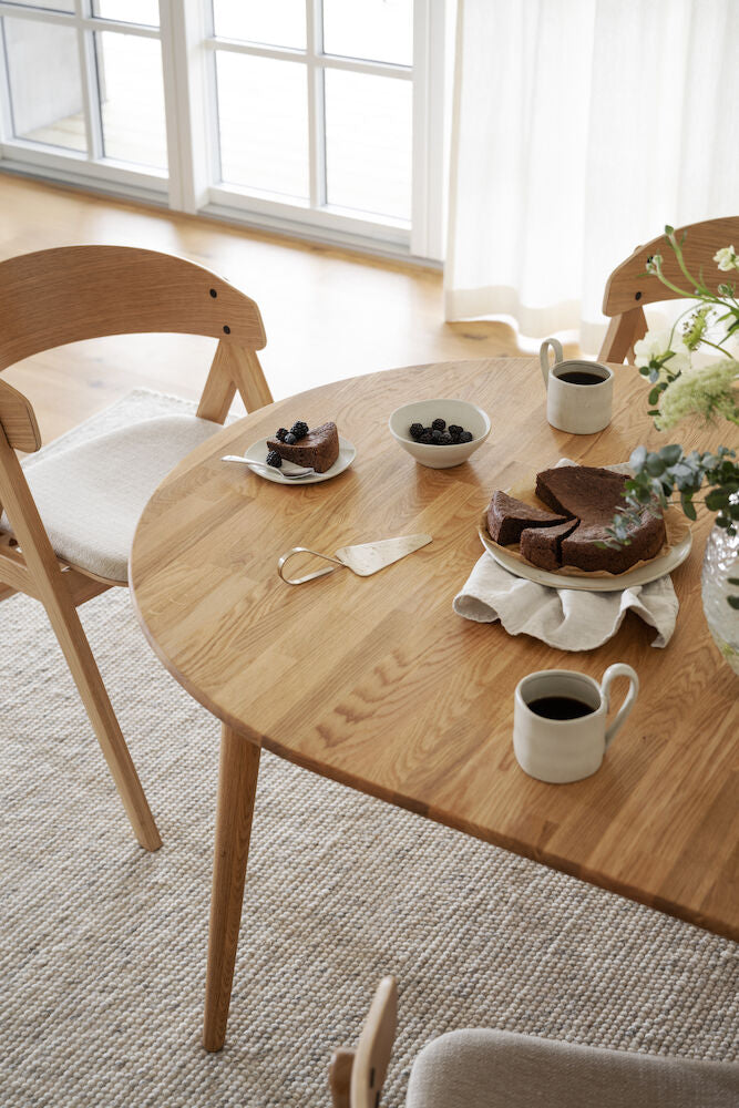 Luonnonvärinen Tyler-tammipöytä. (Kuvassa myös Rowicon Waterton-nojatuoleja, myydään erikseen).