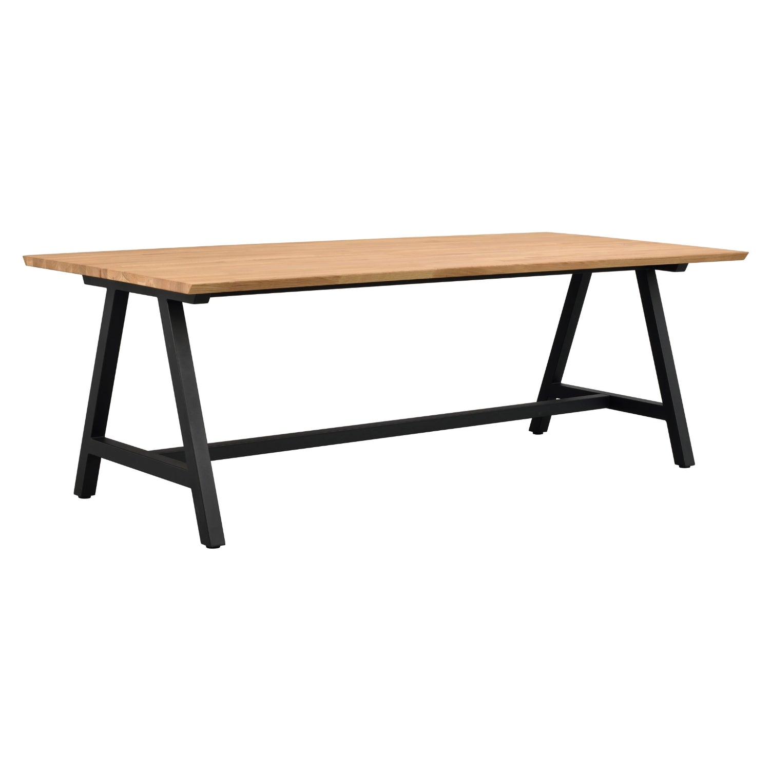 Carradale-ruokapöytä tammenvärisellä kannella ja mustilla A-mallisilla metallijaloilla.