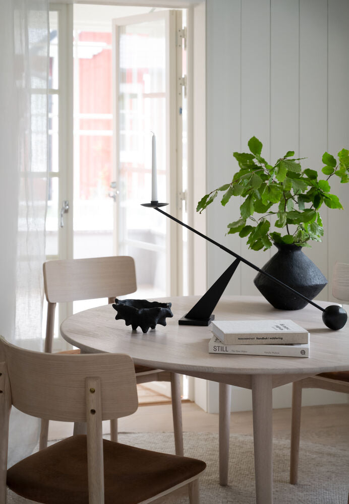 Valkotammenvärinen Tyler-ruokapöytä 120 cm. (Kuvassa myös Rowicon Wolcott-tuoleja, myydään erikseen).