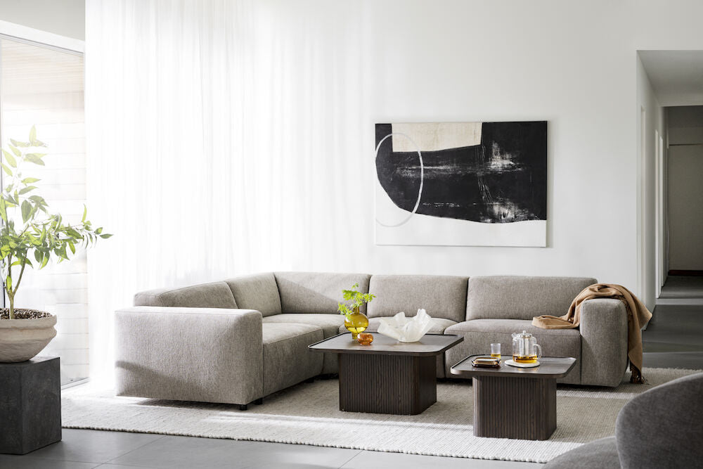 Kuvassa on Willard-kulmasohva 2+3 beigellä Brenda 34-kankaalla ja mustilla muovijaloilla. Kuvassa sohvan edessä Rowicon erikseen myytävät Sullivan-sohvapöydät.