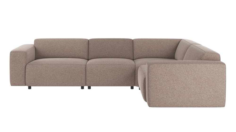 Willard-kulmasohva 3+2 beigellä Brenda 34-kankaalla ja mustilla muovijaloilla.