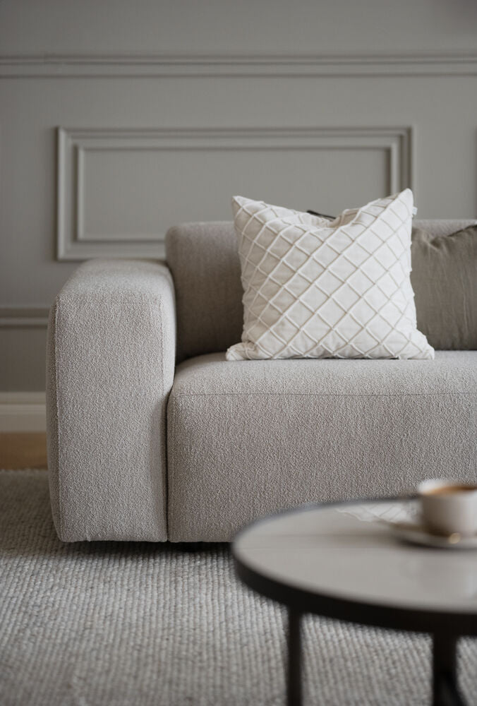 Kuvassa on Willard-kulmasohva vaaleanbeigellä Alice 01 -kankaalla ja mustilla muovijaloilla.