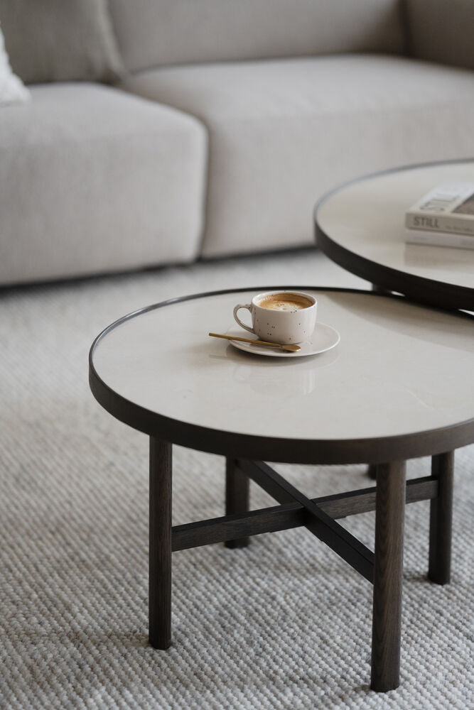 Kuvassa taustalla Willard-kulmasohva vaaleanbeigellä Alice 01 -kangasverhoilulla ja etualalla Marsden-sohvapöydät.