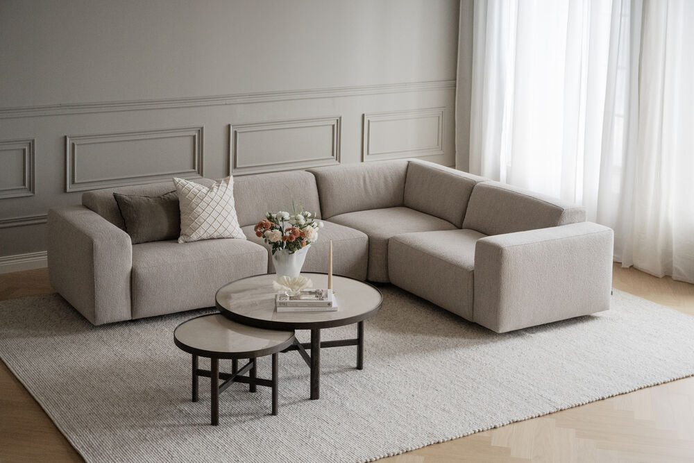 Kuvassa on Willard-kulmasohva 3+2 vaaleanbeigellä Alice 01 -kankaalla ja mustilla muovijaloilla.