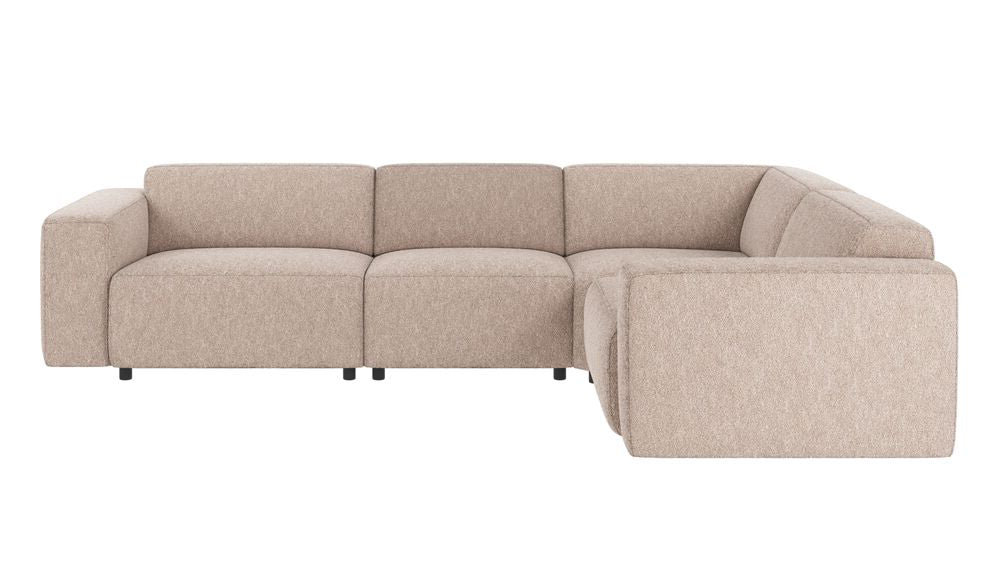 Willard-kulmasohva 3+2 vaaleanbeigellä Alice 01 -kankaalla ja mustilla muovijaloilla.