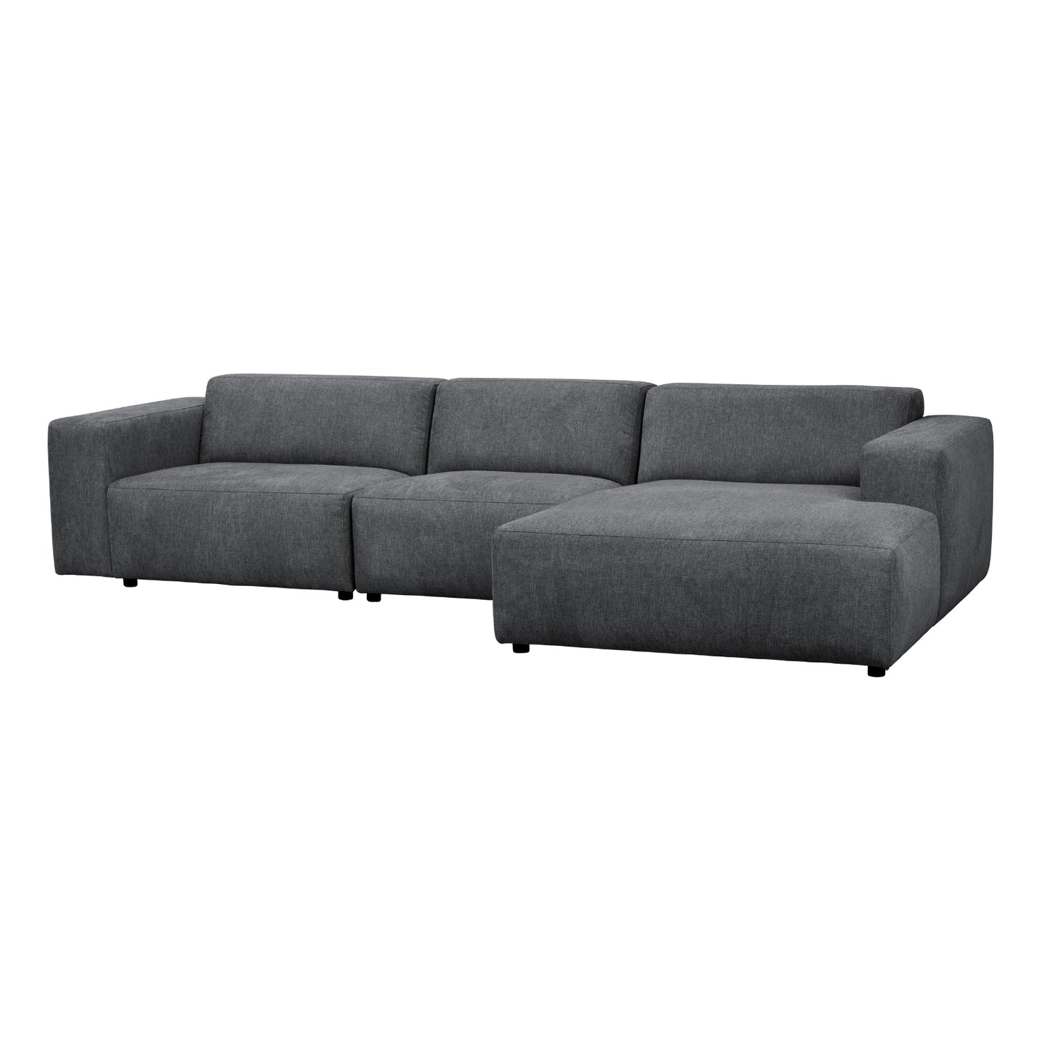 Neljän istuttava Willard-divaanisohva tummanharmaalla Brenda (#12)-kankaalla. Divaani oikealla.