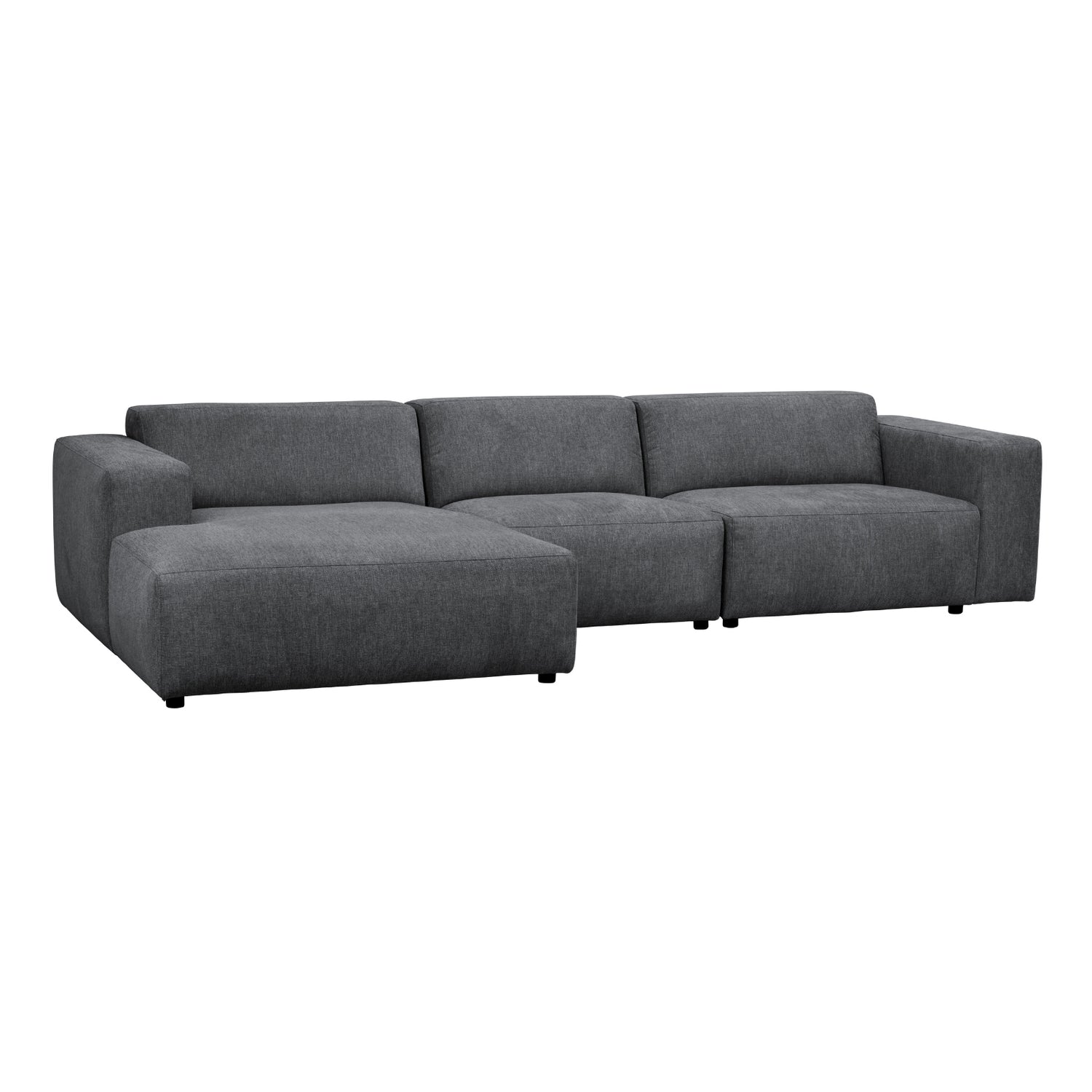 Neljän istuttava Willard-divaanisohva tummanharmaalla Brenda (#12)-kankaalla. Divaani vasemmalla.