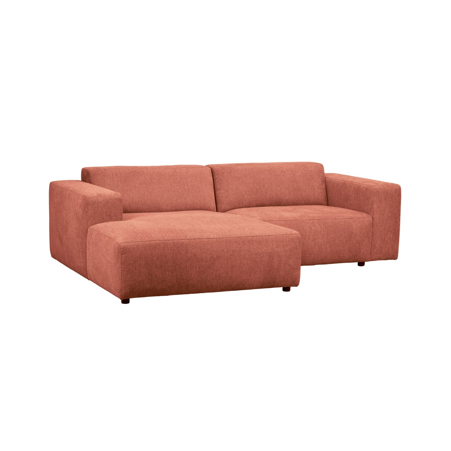 Kolmen istuttava Willard-divaanisohva punaisella Brenda (#52)-kankaalla. Divaani vasemmalla.