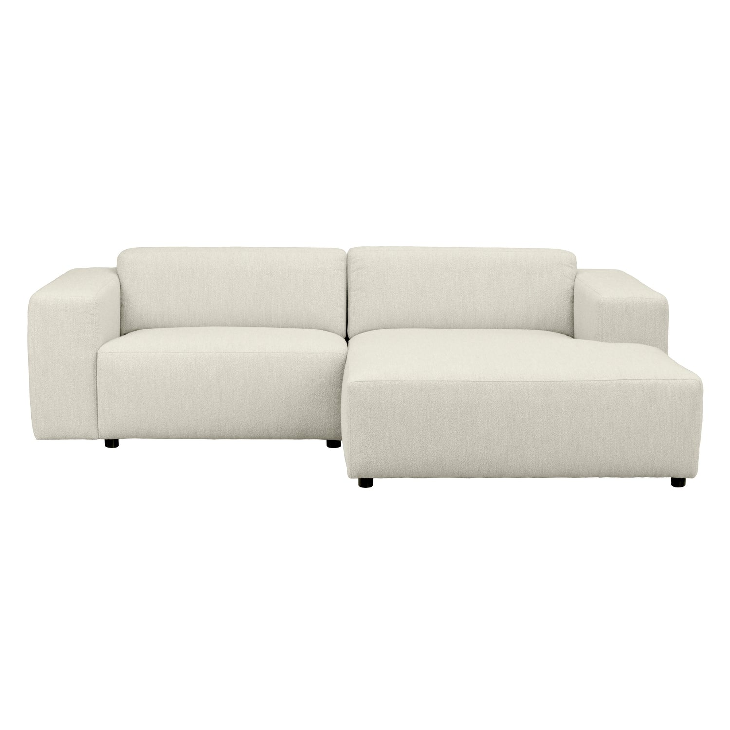 Kolmen istuttava Willard-divaanisohva valkoisella Alice(#101)-kankaalla. Divaani oikealla.