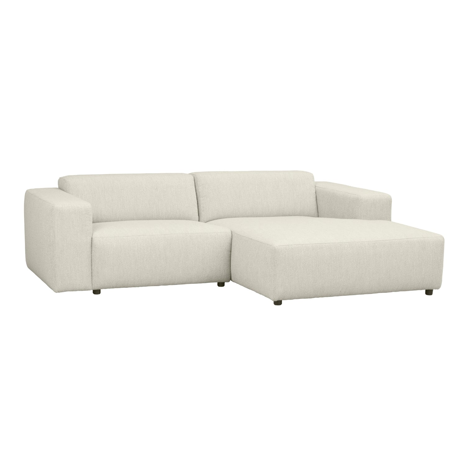 Kolmen istuttava Willard-divaanisohva valkoisella Alice(#101)-kankaalla. Divaani oikealla.