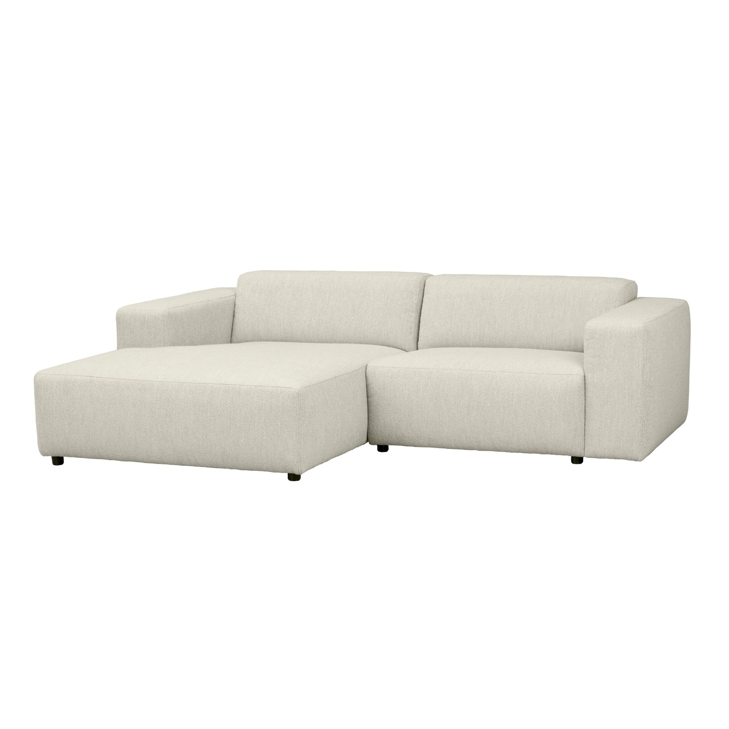 Kolmen istuttava Willard-divaanisohva valkoisella Alice(#101)-kankaalla. Divaani vasemmalla.