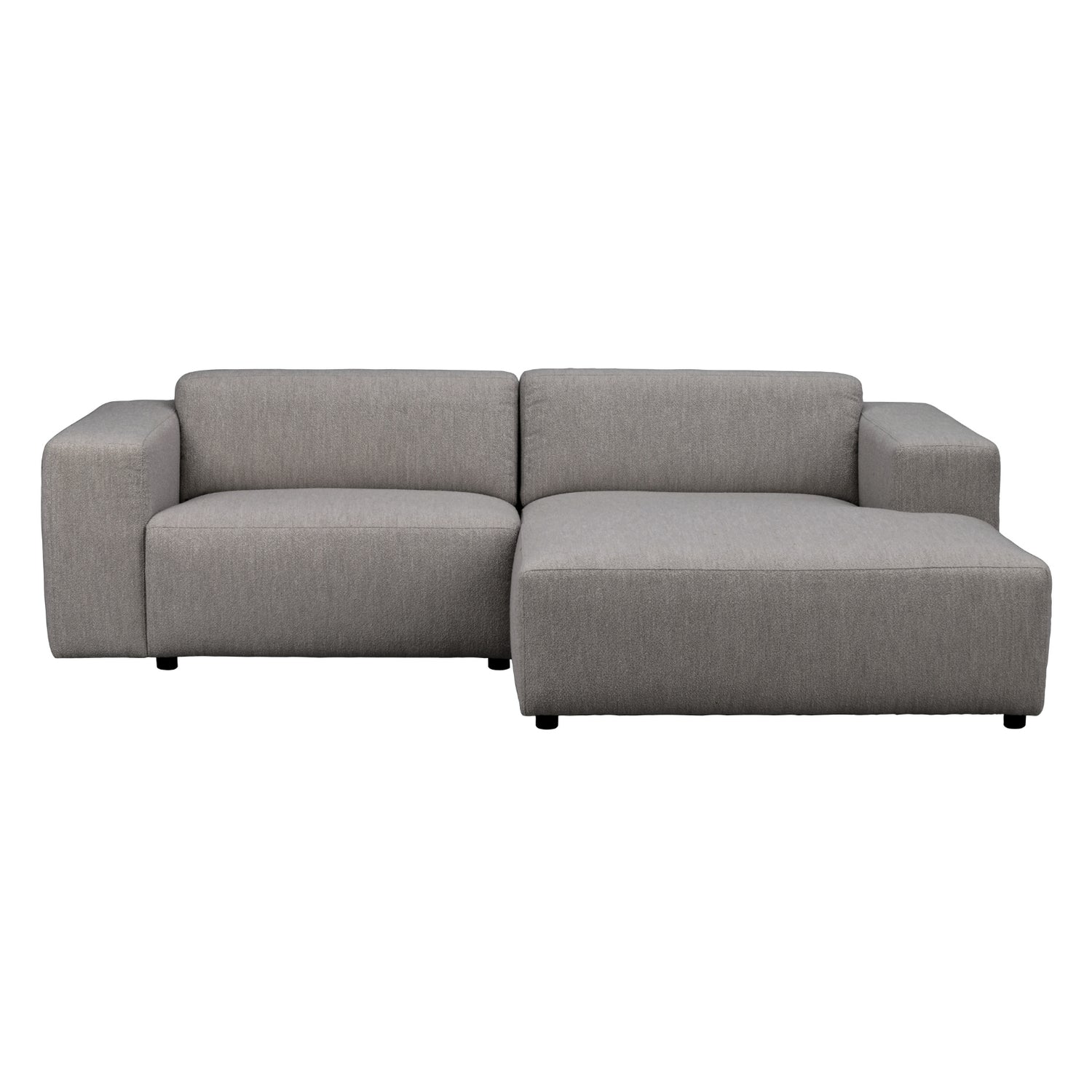 Kolmen istuttava Willard-divaanisohva harmaalla Alice(#149)-kankaalla. Divaani oikealla.