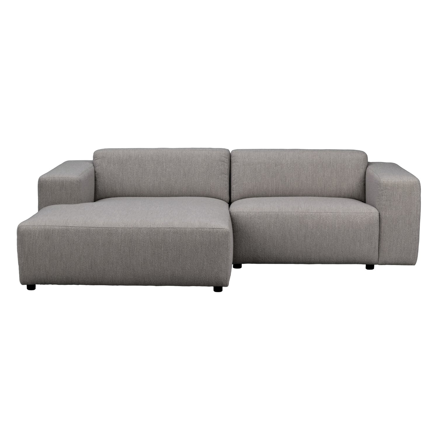 Kolmen istuttava Willard-divaanisohva harmaalla Alice(#149)-kankaalla. Divaani vasemmalla.