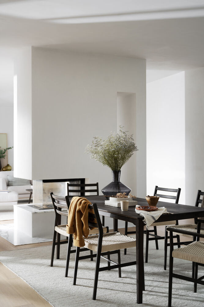 Kuvassa on ruskea Markham-ruokapöytä ja Rowicon Harlan-tuolit.