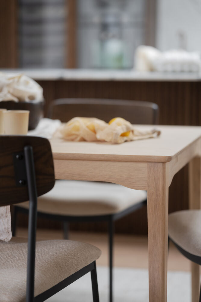 Kuvassa on valkotammenvärinen Markham-ruokapöytä.