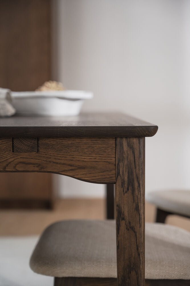 Lähikuvassa näkyy ruskean Markham-ruokapöydän yksityiskohtia.