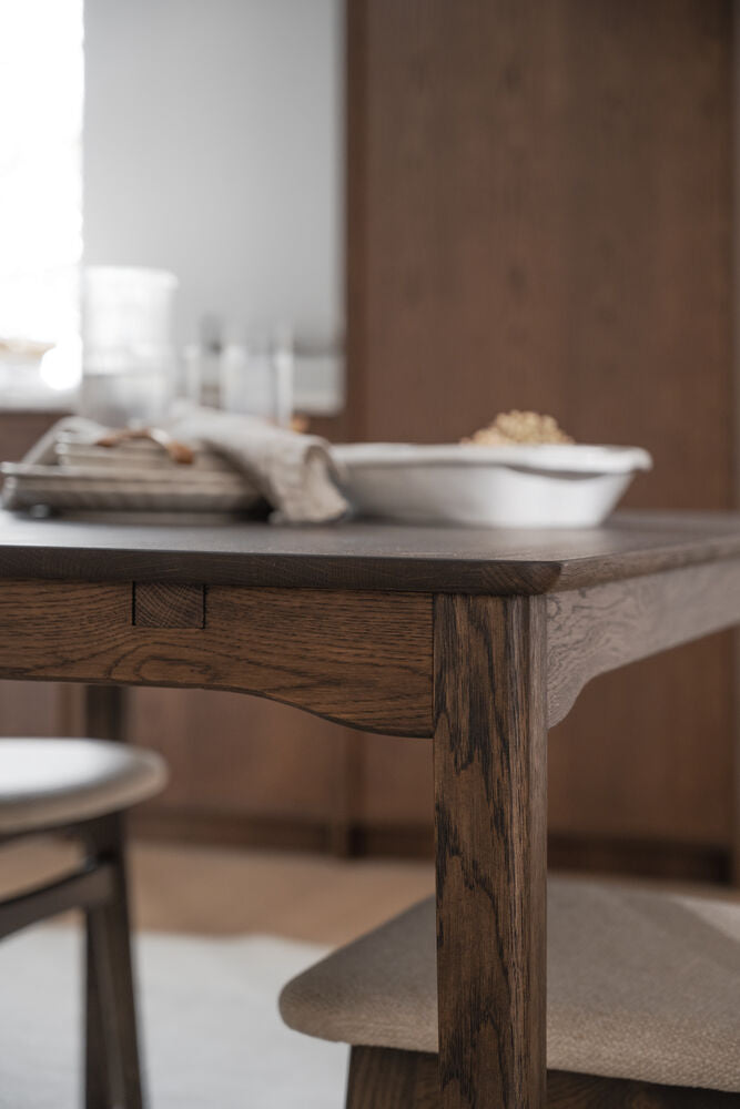 Lähikuvassa näkyy ruskean Markham-ruokapöydän yksityiskohtia.