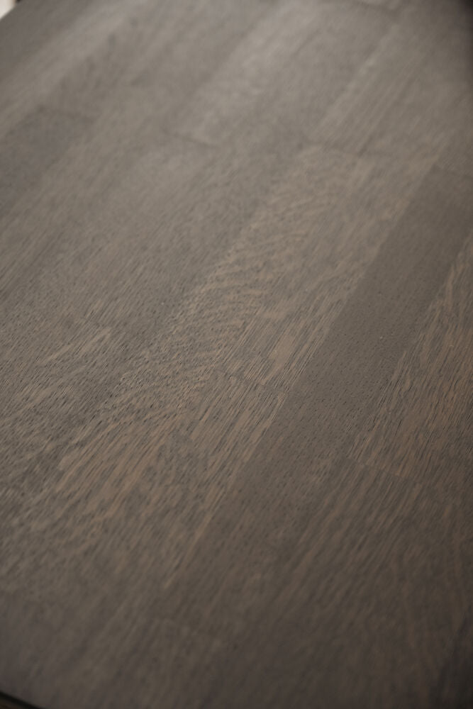 Lähikuvassa näkyy ruskean Markham-ruokapöydän pöytäpinnan yksityiskohtia.