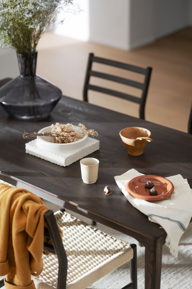 Kuvassa on ruskeaa Markham-ruokapöytä.