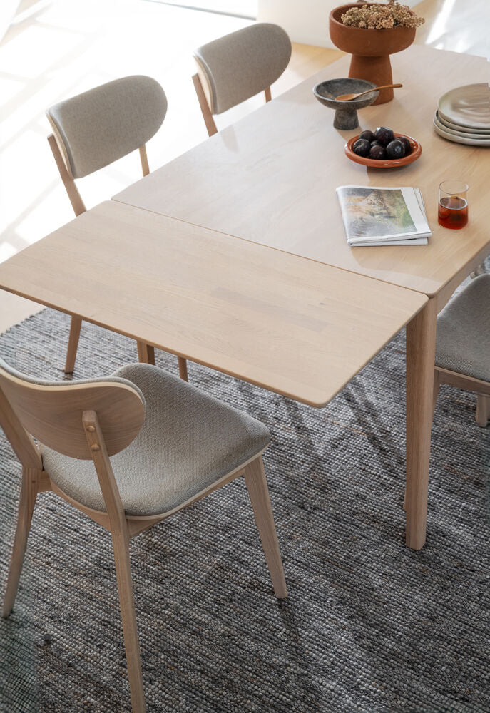 Kuvassa näkyy valkotammenvärisen Markham-ruokapöydän erikseen myytävä jatkolevy.