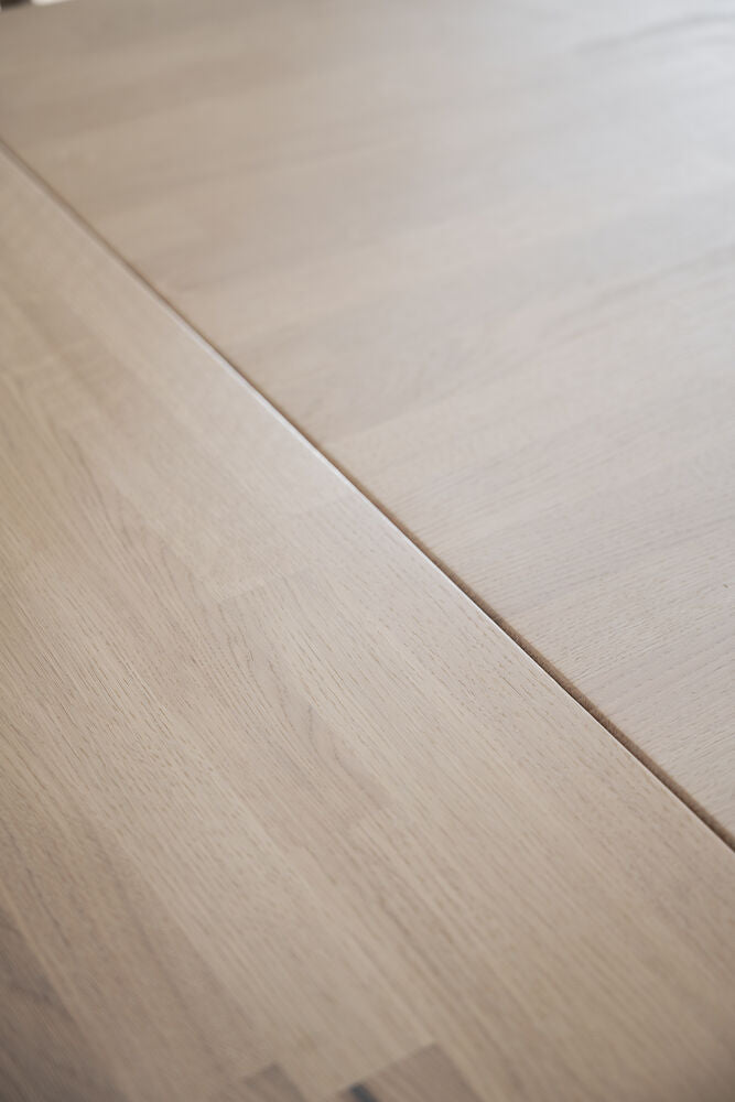 Lähikuvassa näkyy valkotammenvärisen Markham-ruokapöydän erikseen myytävä jatkolevy.