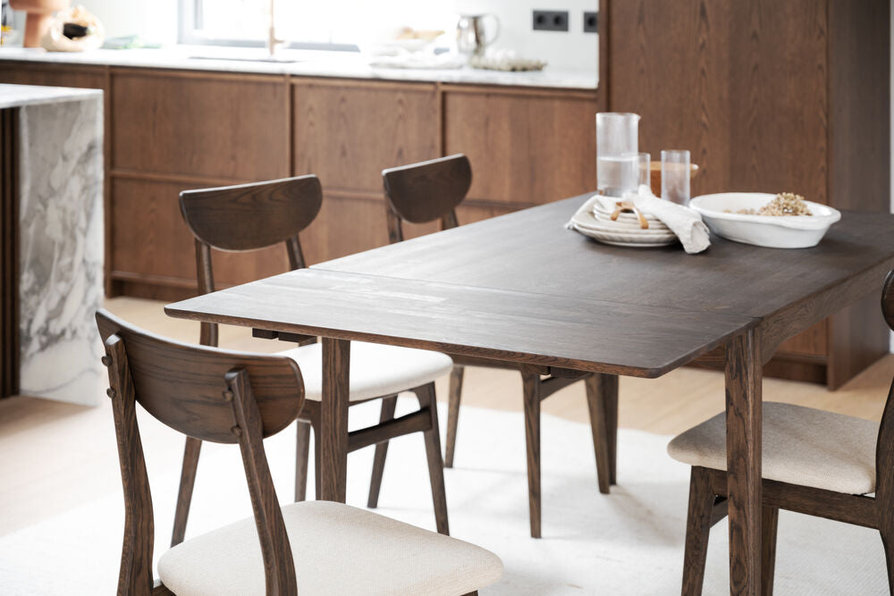 Lähikuvassa näkyy ruskean Markham-ruokapöydän jatkolevy kiinnitettynä.