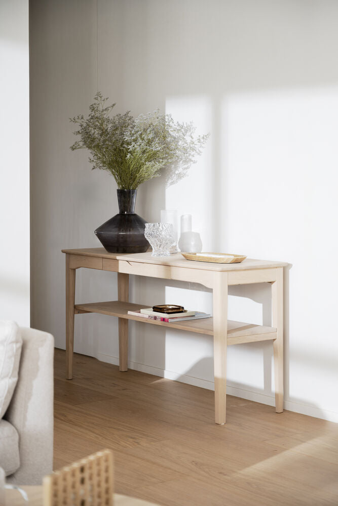 Kuvassa on Markham-konsoli-/sivupöytä valkotammisena.