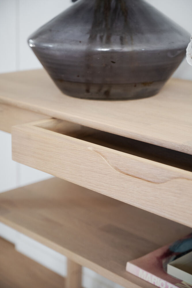 Lähikuvassa on Markham-konsoli-/sivupöydän yksityiskohtia ja muotoilua valkotammisena.