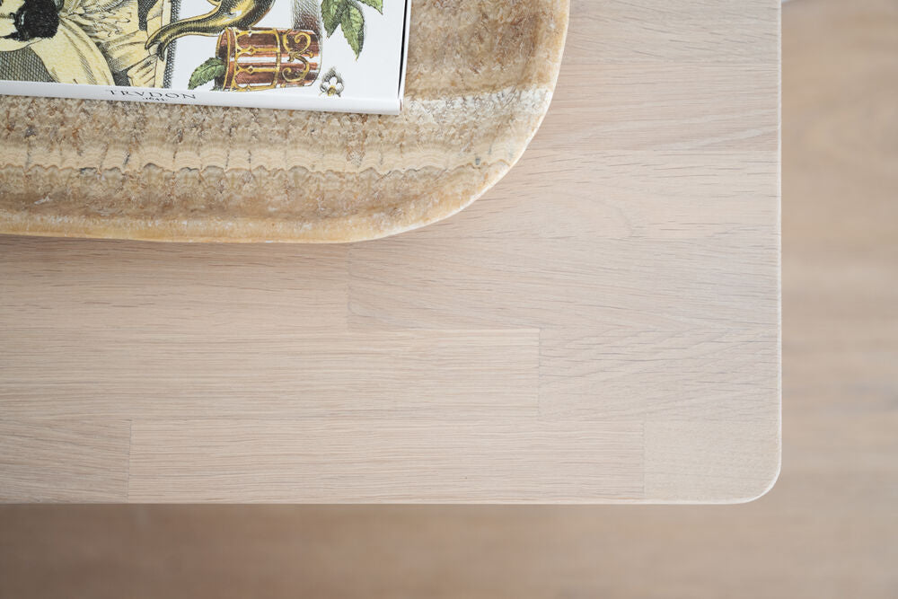 Lähikuvassa on Markham-konsoli-/sivupöydän yksityiskohtia ja muotoilua valkotammisena.