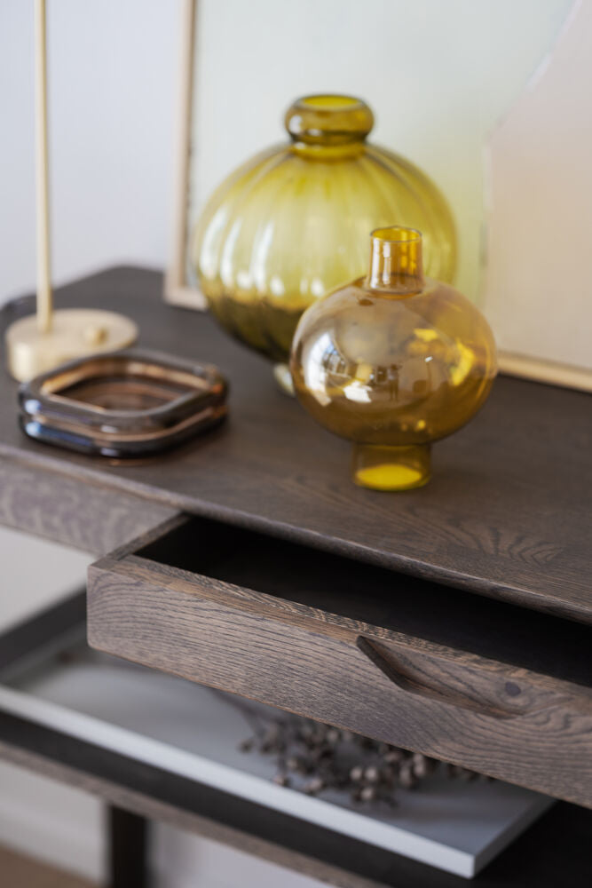 Lähikuvassa on Markham-konsoli-/sivupöydän yksityiskohtia ja muotoilua ruskeana.