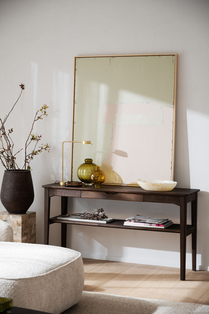 Kuvassa on Markham-konsoli-/sivupöytä ruskeana.