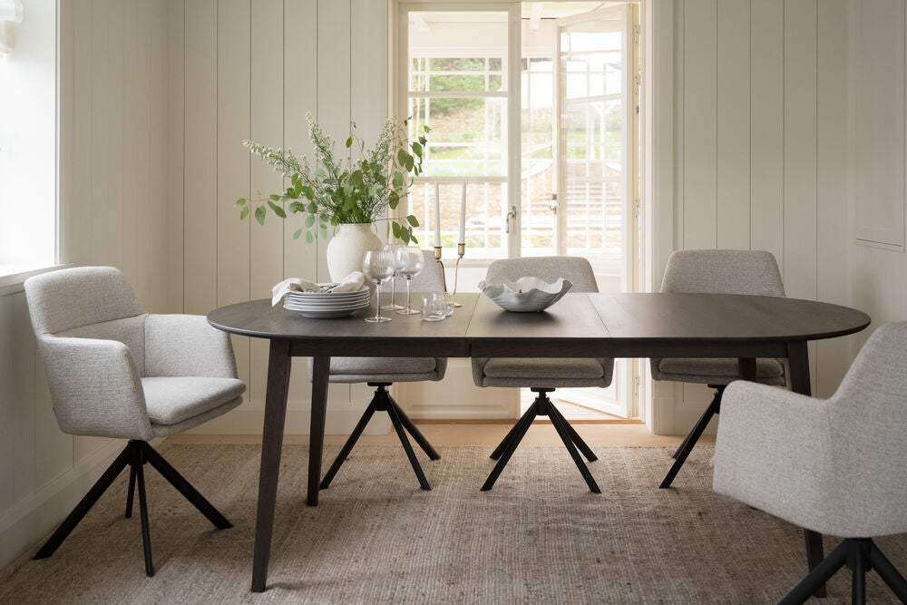 Kuvassa on ruskea ovaalin muotoinen jatkettava Filippa-ruokapöytä jatkettuna mukana tulevalla jatkolevyllä. Ruokaryhmässä kuvatut Rowicon Alison-tuolit myydään erikseen.