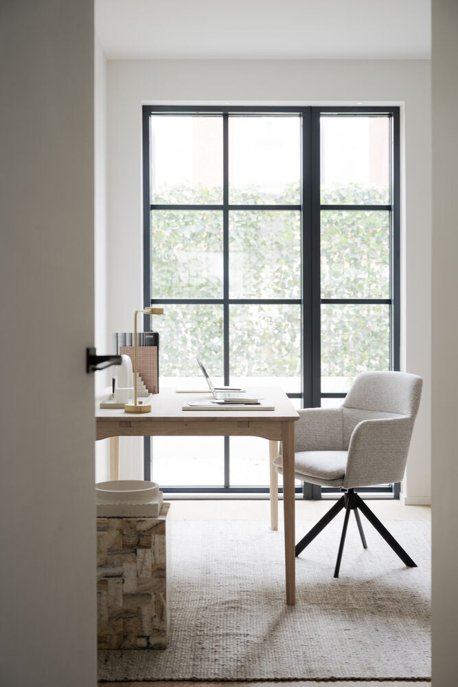 Kuvassa on valkotammenvärinen Markham-ruokapöytä työpöytänä ja Rowicon Gladstone-työtuolina.