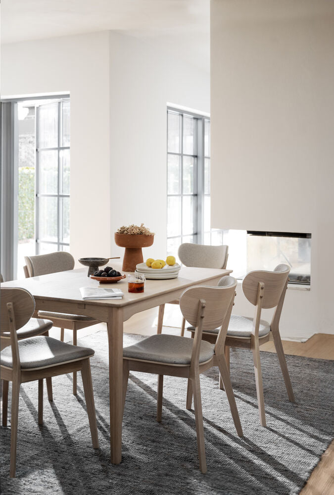 Kuvassa on valkotammenvärinen Markham-ruokapöytä ja Rowicon Kato-tuolit.
