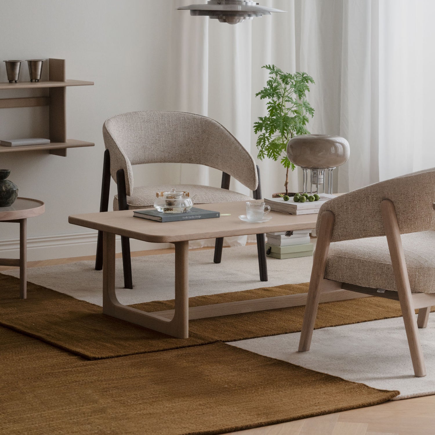 Kuvassa on Barnaby lounge -nojatuolit Driscoll -sohvapöydän ääressä kuvattuna.