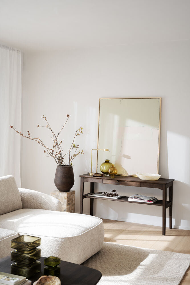 Kuvassa on takana seinän vieressä Markham-konsoli-/sivupöytä ruskeana. Kuvassa näkyy myös Rowicon Norris-sarjan sohva ja Tompkins-sohvapöytä.