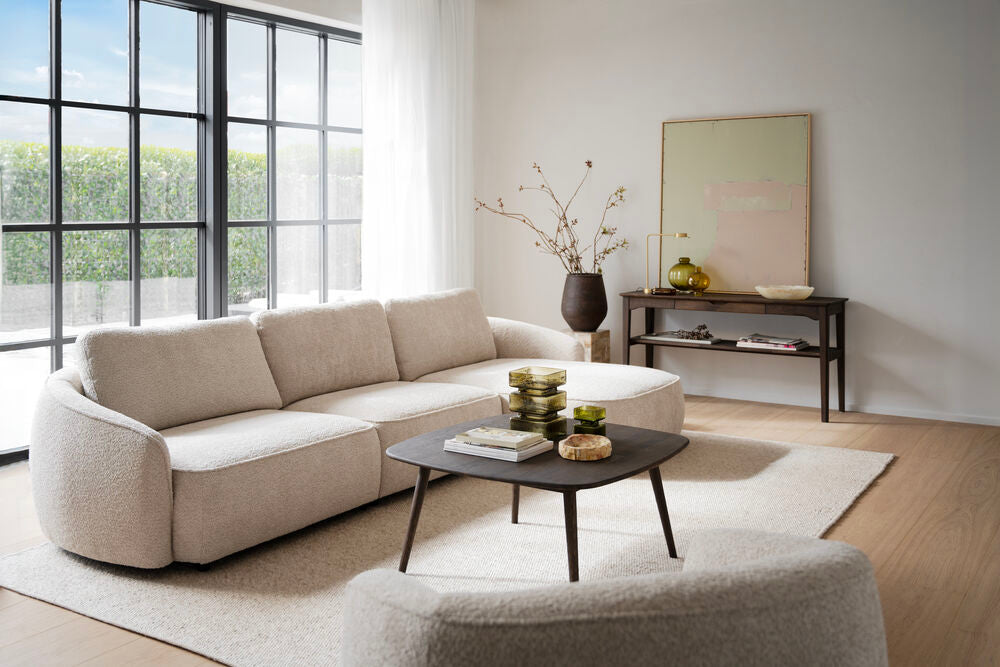 Kuvassa neliö Tompkins-sohvapöytä ruskeana ja taustalla Rowicon sohva.