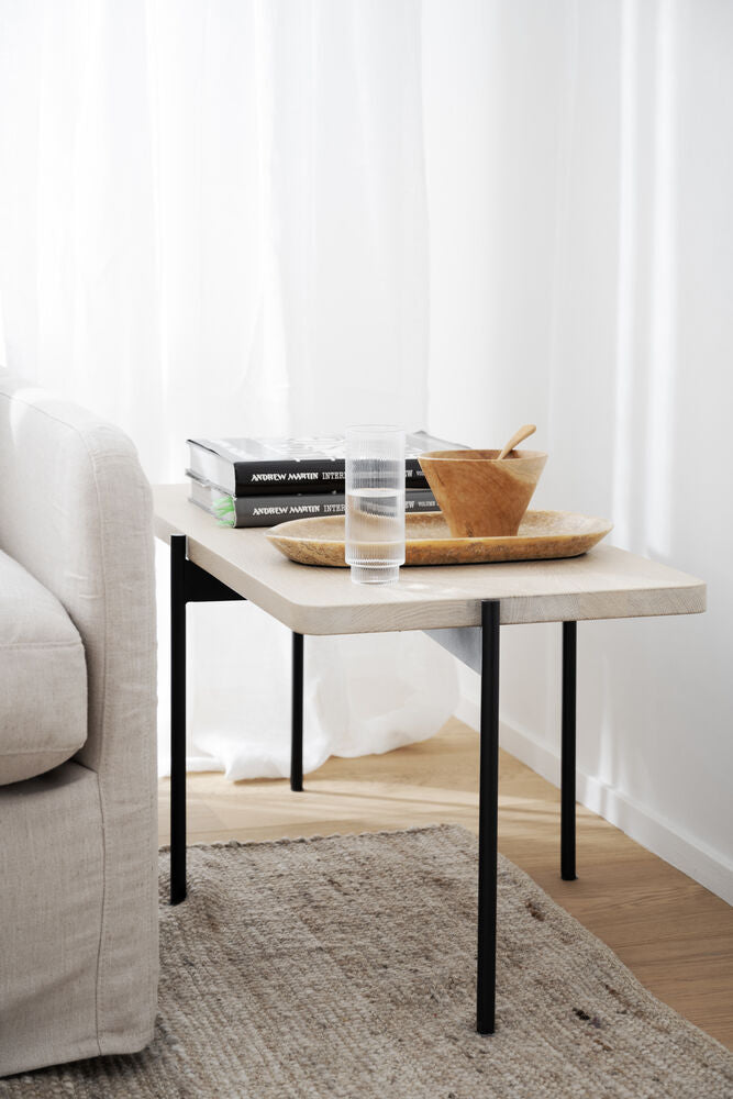 Kuvassa on valkotammenvärinen Shelton-sohvapöytä Rowicon Payton-sohvan vieressä.