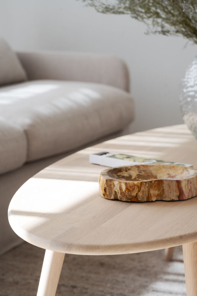 Kuvassa on valkotammenvärinen Tompkins-sohvapöytä, kuvattuna Rowicon Payton-sohvan edessä.