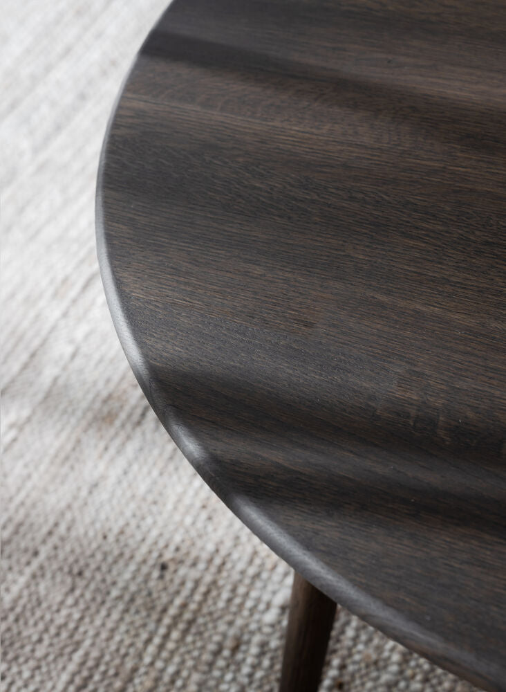 Kuvassa näkyy Tompkins-sohvapöydän tammipintaa ruskeana.