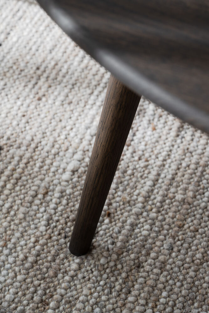 Lähikuvassa Tompkins-sohvapöydän kantta ja jalkaa ruskeana.