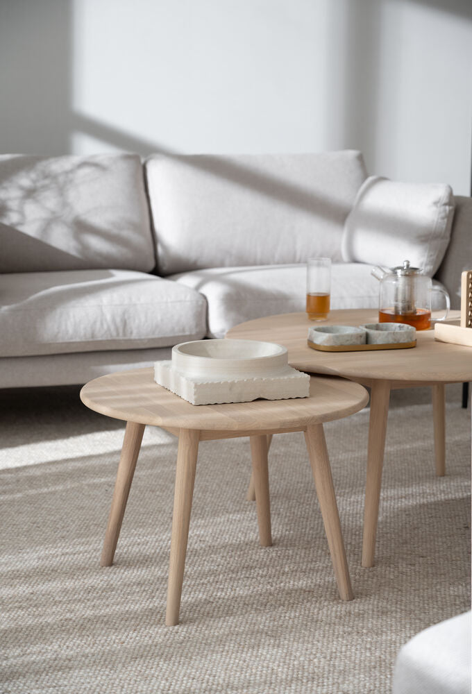 Kuvassa on Tompkins-sohvapöydät Ø 60 ja 90 cm, valkotammenvärisenä. Eri kokoisista sohvapöydistä saa ihastuttavan sarjapöytäkokonaisuuden. Sohvapöydät myydään erikseen.